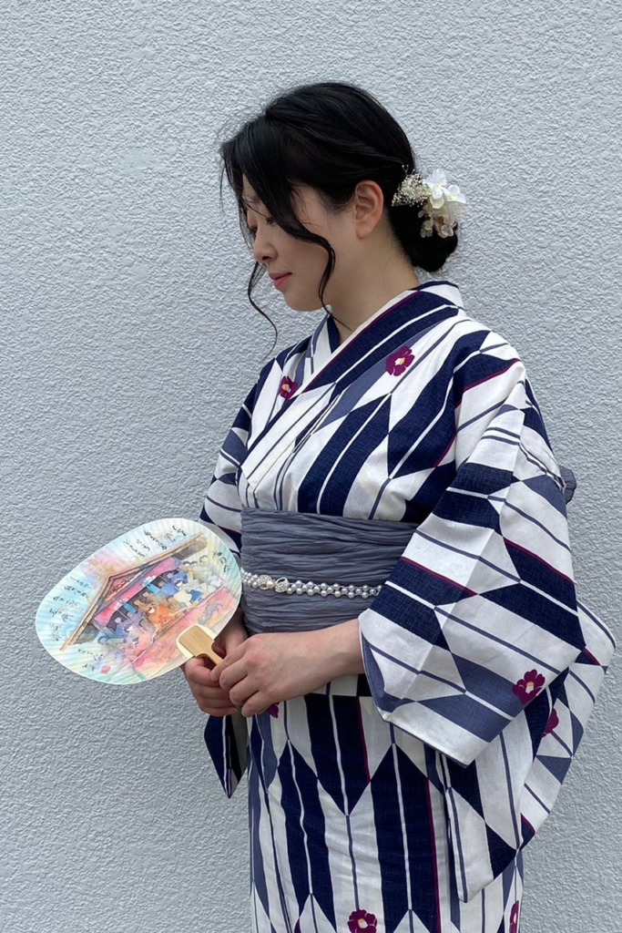 金沢着物レンタルYUIの浴衣プラン｜団扇を持つ古典柄の浴衣を着た女子