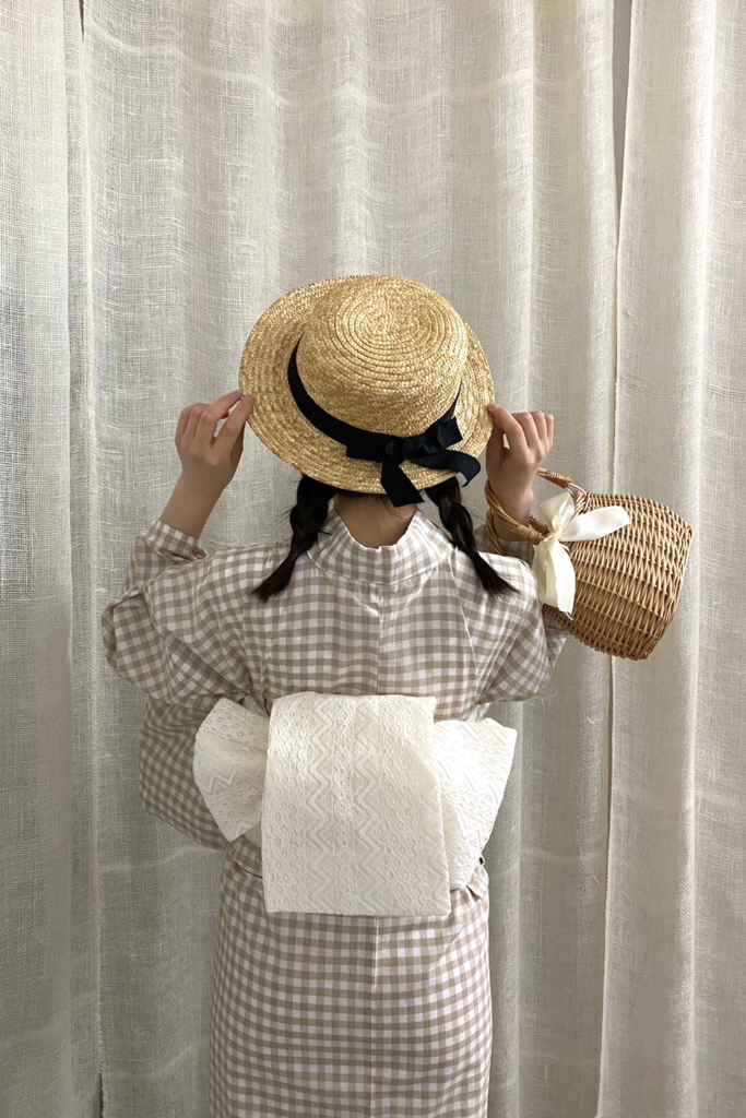 金沢着物レンタルYUIの浴衣プラン｜ベージュ色のチェック柄の浴衣とレースの半幅帯とわら帽子で夏のコーディネートにぴったり