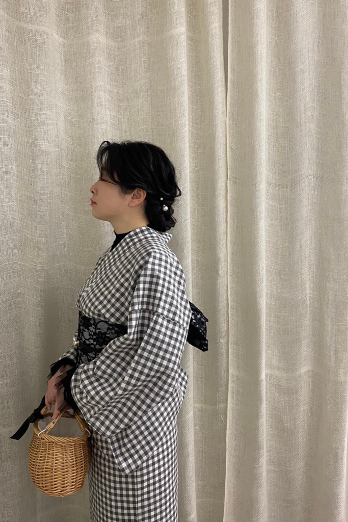 金沢着物レンタルYUIの浴衣プラン｜オリジナルのチェック柄の浴衣とカゴバッグのコーディネート写真