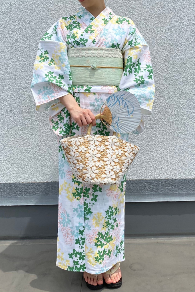 金沢着物レンタルYUIの浴衣プラン｜夏らしい柄の浴衣とカゴバッグのコーディネート写真