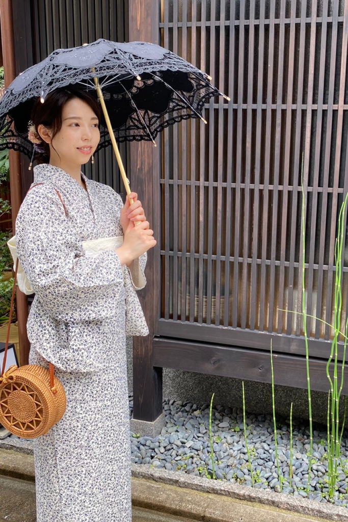 金沢着物レンタルYUIの浴衣プラン｜黒いレースの日傘を持つ浴衣姿の若い女性
