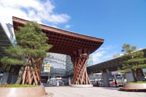 金沢着物レンタルYUIのブログ「YUIおすすめの金沢観光ガイド」JR金沢駅前の様子