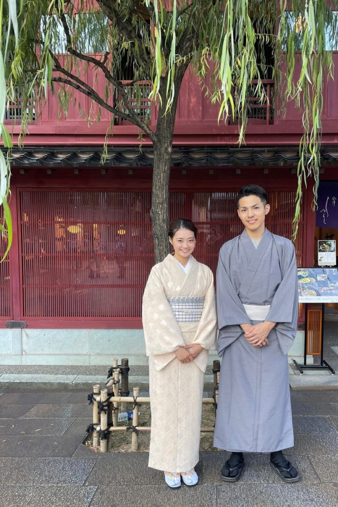 金沢のひがし茶屋街の柳の木の下で撮影した着物姿のカップル