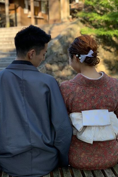 金沢の兼六園で散策しているアンティーク着物姿のカップルさん